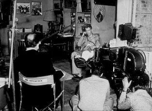 James Stewart no set de "Janela Indiscreta" com Alfred Hitchcock. (1954)