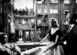 Grace Kelly no set de "Janela Indiscreta" com Alfred Hitchcock. (1954)